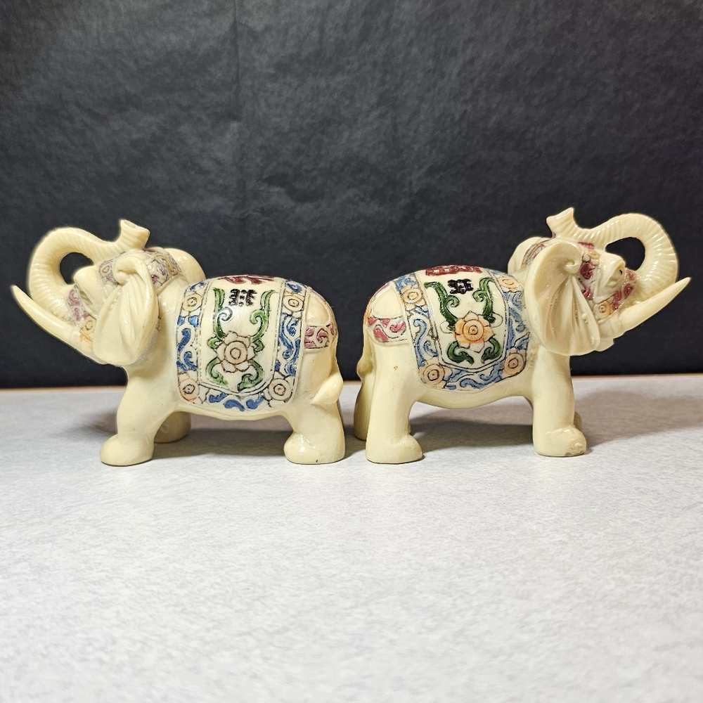 💥 SOLD 💥 Intricate Cream Elephant Figurines with Colorful Patterns - Picture 5 of 12